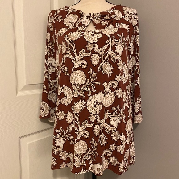 CHICO’S Twist Front Keyhole Scrolls 3/4 Sleeve Top - Picture 2 of 9